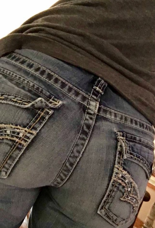 nothingbuttmelissa:  Who’s ready for these jeans and panties to come off ???👅Melissa