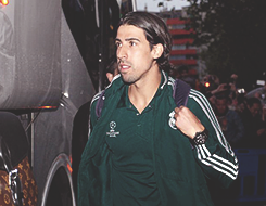concretar:  More than 200 supporters showed up to the Santiago Bernabéu to show support to the team ahead of Tuesday’s Champions League semi-final match against Borussia Dortmund. Despite the rain, the fans gathered and sang songs of support of a