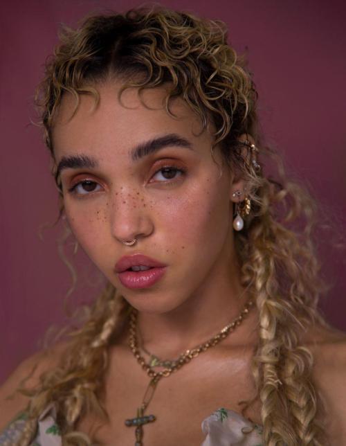 versaccis:FKA twigs photographed by Ruth Ossai for Elle Magazine, 2021