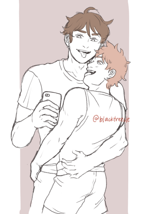 obsessed with the idea of oihina taking increasingly flirty selfies