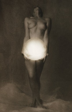 les-sources-du-nil:  Lynn Bianchi &ldquo;Weight&rdquo; from the series &lsquo;Luminant Transparency&rsquo;, 2008 