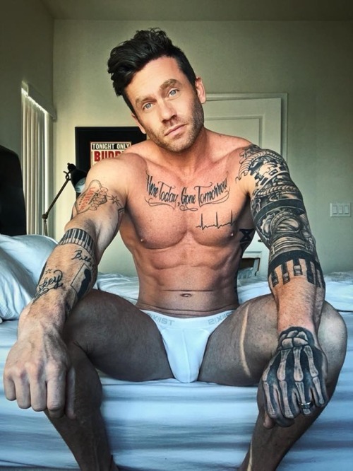 nicenakedguys: nicenakedguys.newtumbl.comnicenakedguys.tumblr.com What a beautiful man