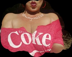 sassyass2525:  sassysexymilf:  @sassyass2525 Sharing a Coke and a kiss 