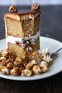 fullcravings:  Crunchy Caramel Popcorn Layer