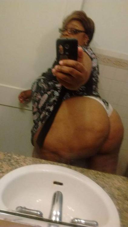 mrrightnow79:  bigeric05:  Beautiful ass  The kinda ass on a milf I like👍😀