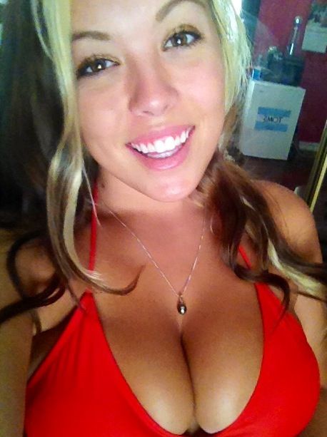 darkstarzmiracle:  One of my besties. got more pics here: http://is.gd/2985x4z7D7A4A1h