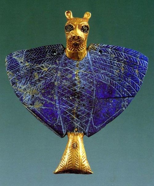 treasures-and-beauty:Gold and lapis fish with cat’s head, from Ur, 25th century BC