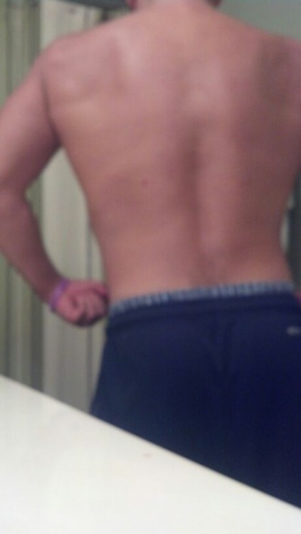 theshirtlesslifter:  Dats me! Also, I hate my back.  Need to hit it much harder…. 