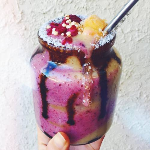the-peachy-pear:  Tie-dye smoothie Pink is banana+raspberry and yellow is banana+mango! Teamed with 
