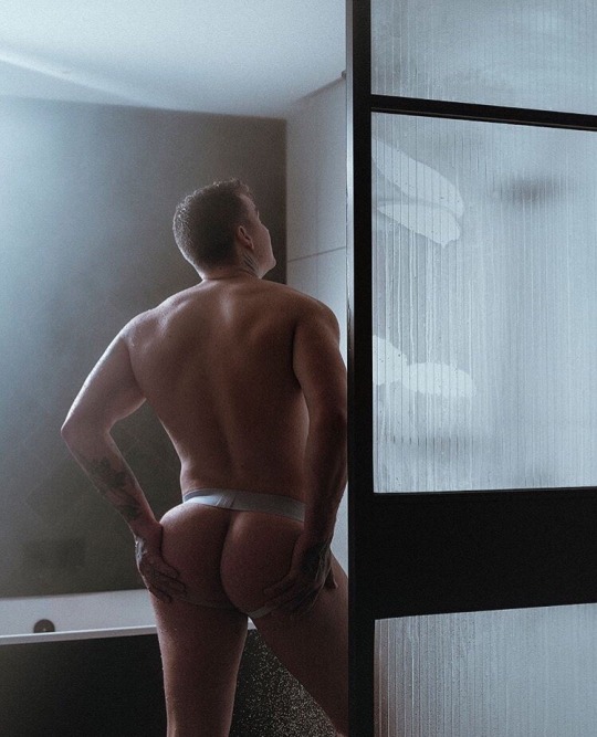 cuntphile:  txcwbysexy:  Kealan Flannigan has a sexy fat ass. 😜  CUNTPHILE 