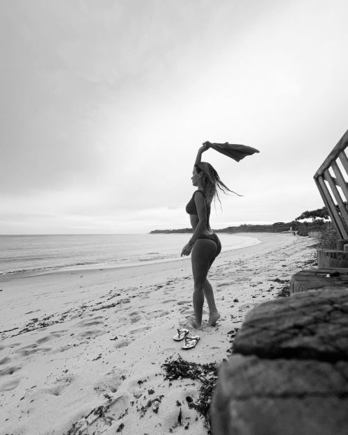 Carolina Dieckmann aproveitou o calor para curtir uma praia. “banho de chuva pós banho de mar&