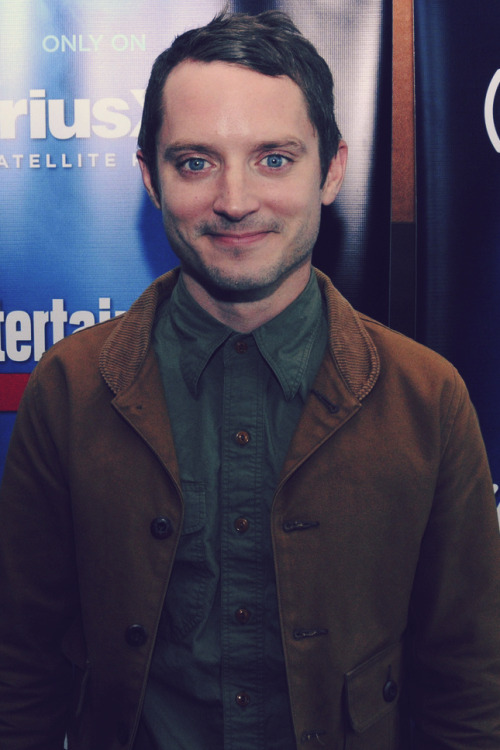 l-o-t-r: Elijah Wood attends Lionsgate Press Room/SiriusXM Radio @ SDCC (7/9/2015)