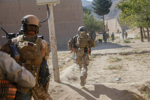 militaryarmament:Members with the 10th Special Forces Group (Airborne), alongside Romanian Special F