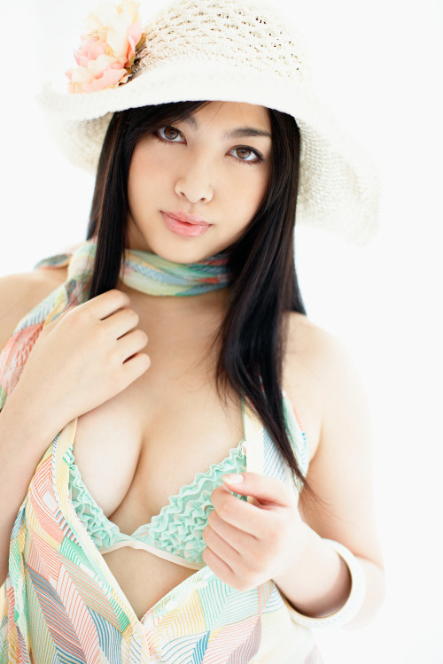 Momo Ajia v. Tsubomi adult photos