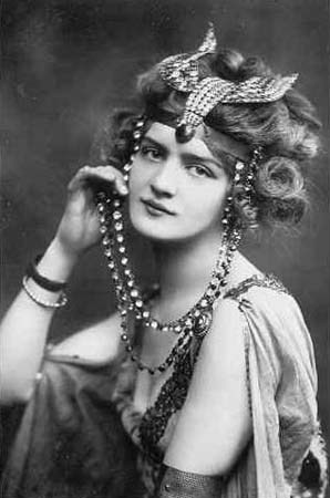 howstuffworks:  The Most Photographed Woman of the Edwardian EraWhen Lily Elsie took the stage in 1907 in the leading role of “The Merry Widow,” London audiences and theater critics swooned. The operetta was such a hit it ran for 778 performances,