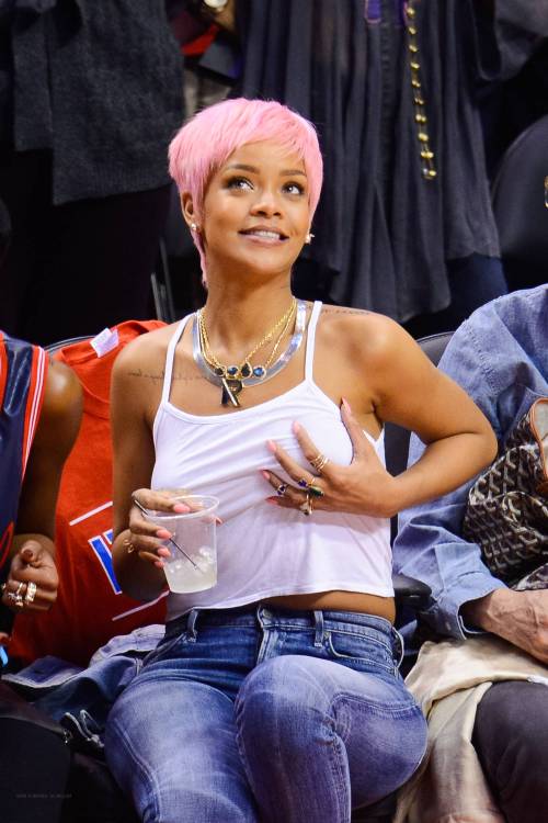 XXX Rihanna. ♥  Oh wow she looks so cute and photo