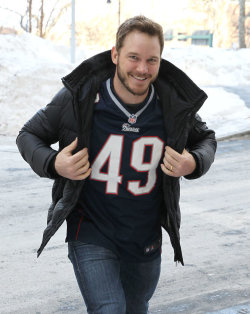 origamiheartache:  gnumblr:Apparently I was mistaken and he’s not a Pats fan and that makes me 9 billion times more attracted to him now  Thats a man you want to keep.  Look at those eyes and smile.