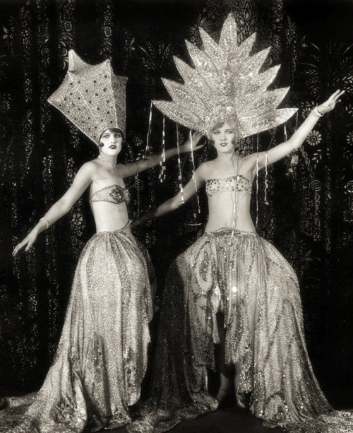 ein-bleistift-und-radiergummi:The Philbin Sisters from the Earl Carroll Vanities in 1926.