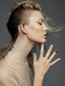 faessbender:  une fille en or. karlie kloss