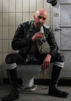 ruffdiamondskin: dirtyhunk87:  Can I lick your boots and serve you?  Bet he doesn’t wear deodorants and would fuck you raw 