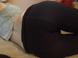 bokku-chan:  Here’s my butt in and out of my fave leggings