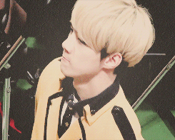 leuhans:  sehun puffin his cheeks 