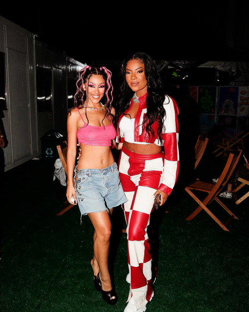 braziliansource: Ludmilla and Doja Cat backstage at Lollapalooza Brasil 2022