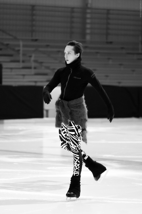  A glimpse of the uniquely mesmerizing beauty that is @JohnnyGWeir at rehearsal. Click thru for 35+ 