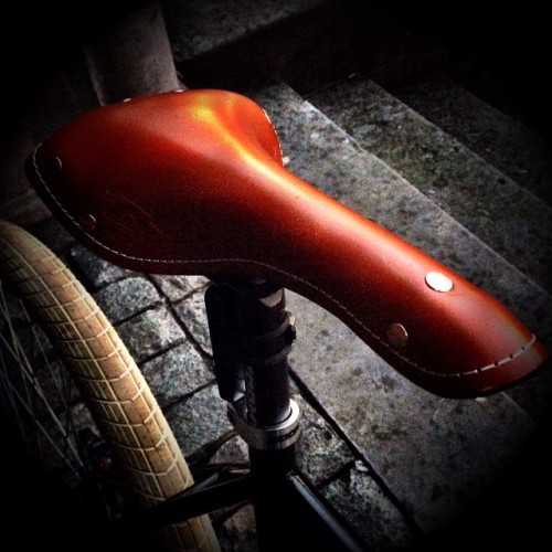 spoedman:  Oh Those #Italians… #Montegrappa #Leather #Saddle. #Bike is #singleSpeed, not #Fixie … I 