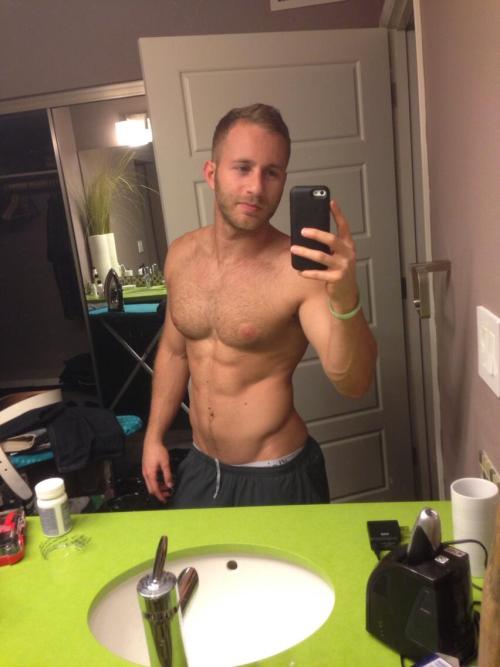 instaguys:  Guys with iPhones Source: gwip.me porn pictures
