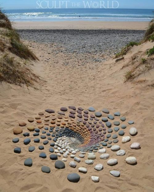 awesome-picz: Artist  Jon Foreman Arranges Stones In Stunning Patterns On The Beach, Finds It Very T