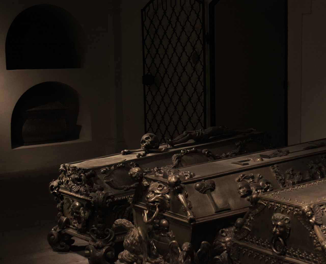 ravenbirth:Imperial Crypt - Vienna ☠️© feralravenmain tumblr: @ravenbirth​do