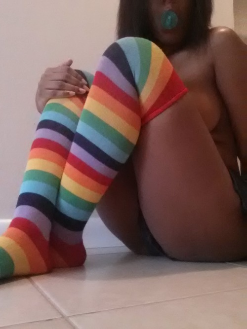 rainbowbooty:  naughty-naja:  Miss my daddy :(  RAINBOW SOCKS AND A BOOTY!!!