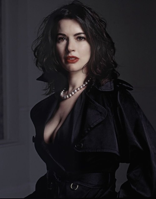 Sex groovyscooter:  Nigella Lawson - the Goth pictures
