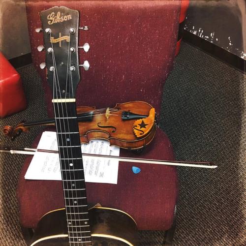 <p>Teaching tools… #texasstyle #suzukifiddleworkshop #bannerj45 #fiddle #gibsonguitars  (at GRACEVIEW Baptist Church)</p>