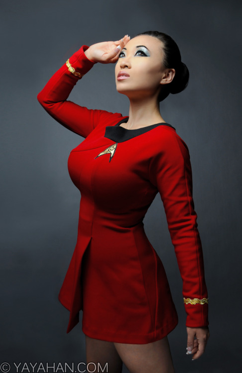 spockanduhura:  Yaya Han cosplaying Uhura 