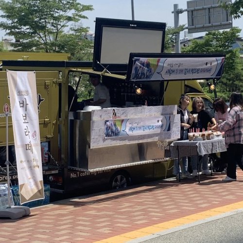 kristian-do:SEVENTEEN prepared a coffee truck for carats today named “바보라떼 (pabo latte)&r