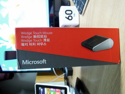2012-12-14 Wedge Touch Mouse 웨지 터치 마우스
태블릿 + 웨지 모바일 키보드 + 웨지 터치 마우스 = 완벽한 모바일 작업 환경!
웨지 키보드: http://tmblr.co/ZenvZyZMt7Xc