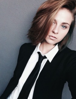 caraaaa:  Girls in suits is so hot😍