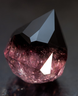 jeffreyhunt:  Not for the Faint of Heart • Burmese Tourmaline 8.15 ct • Original Gemstone Design by Jeffrey Hunt 