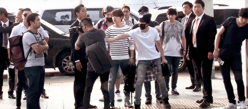 hyukwoon:  A reporter stood on the road to take photos of SJ. Eunhyuk saw a car coming