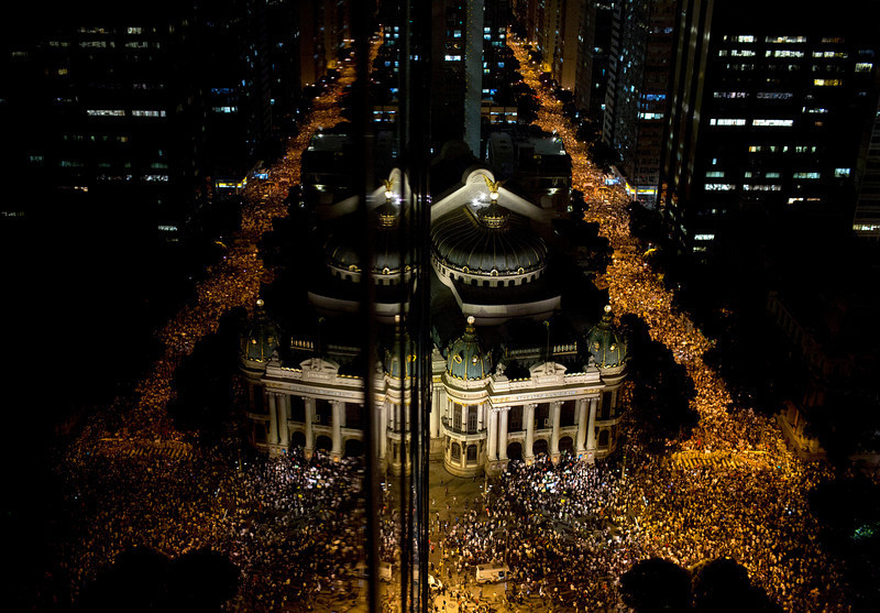 fotojournalismus:  Brazil June 17, 2013 1. A military police officer pepper sprays