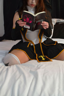 gothbratclique:  Just a nun & her bible.