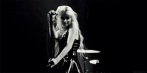I am a big fan! And not just because she is sexy as hell and hot. (Although, she is definitely sexy as hell, and blondes normally aren’t my thing. lol)BTW, if you don’t know. Taylor Momsen of The Pretty Reckless