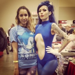 verababy:  Was so flattered to have this #megahottie flirtin away at my booth this weekend. Then she showed up with a sonic shirt and I was too stoked! Such a sweetheart ❤ #sonic #sega #sonicthehedgehog #sexy #verababy #cosplay #girlsofcosplay #fanexpocan