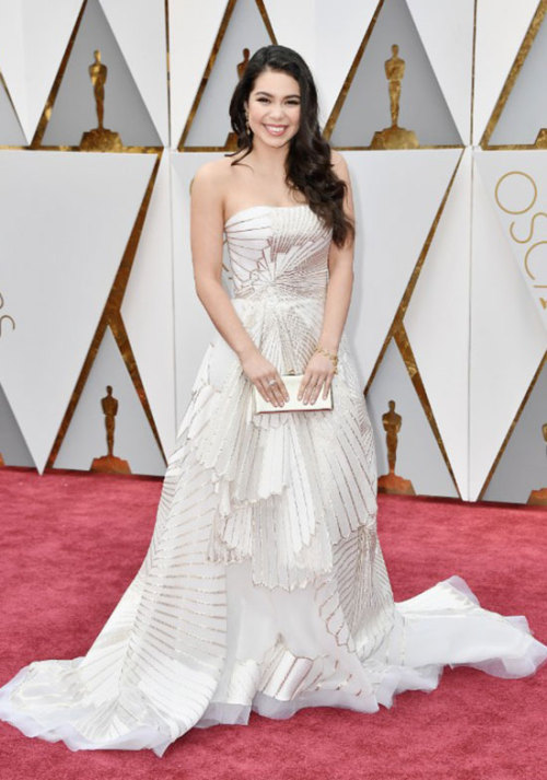 omgthatdress:Auli’i Cravalho descends on a cloud of angel wings. She looks so gorgeous. I want to se