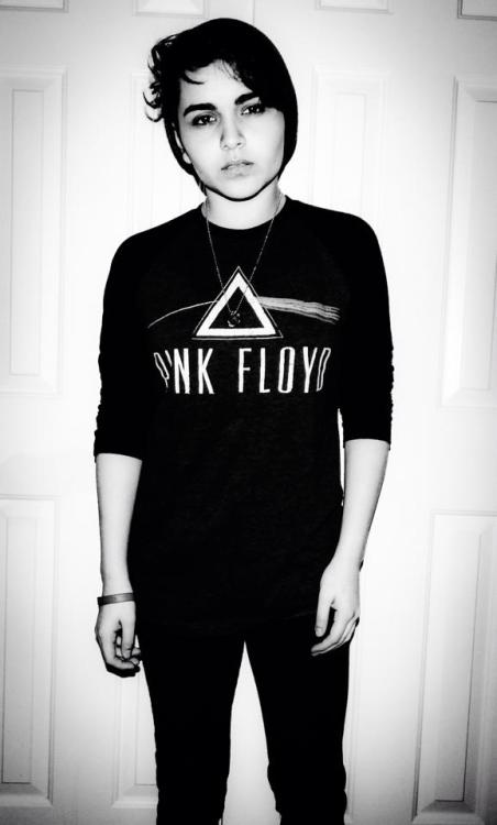 girlslookingforgirls:  My name is Riley, and I’m here to make the world more smiley. (:  my blog: c-ocaine-heart 