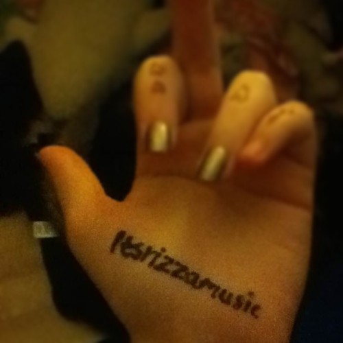 S/O to @izzielince for “fan sign” aha follow her ppl! #dope #henna #name #follow #teamfollowback #fuck #middlefinger