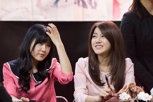 visualglow:03/23 Seung A &amp; Hyun Young fantaken @ Gangnam Fan sign by Wannagirlsday