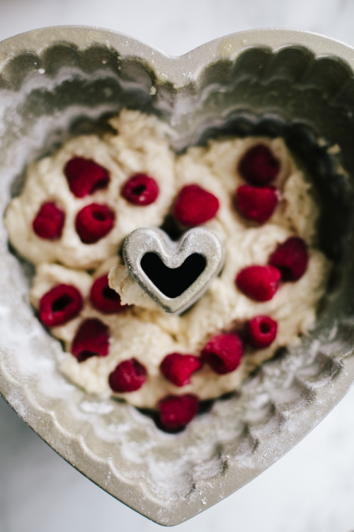 Sex foodffs:  LEMON CAKE WITH FRESH RASPBERRIESReally pictures